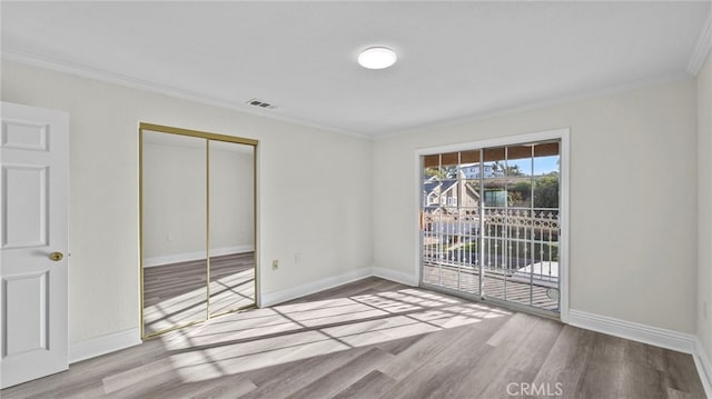 unfurnished room featuring light hardwood / wood-style flooring and crown molding