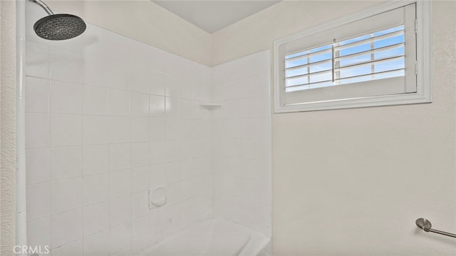 bathroom featuring tiled shower / bath combo