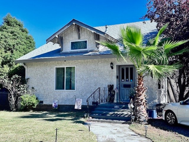 view of front of home featuring a front yard