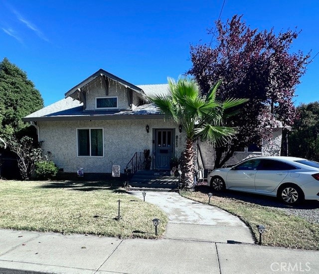 view of front of home featuring a front lawn