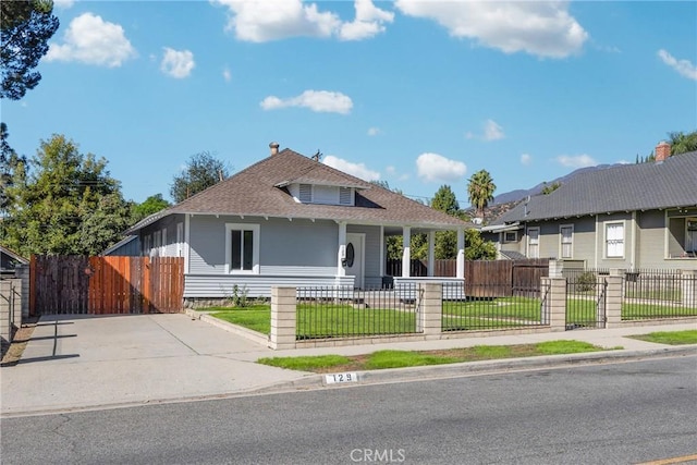 view of front of property with a front lawn