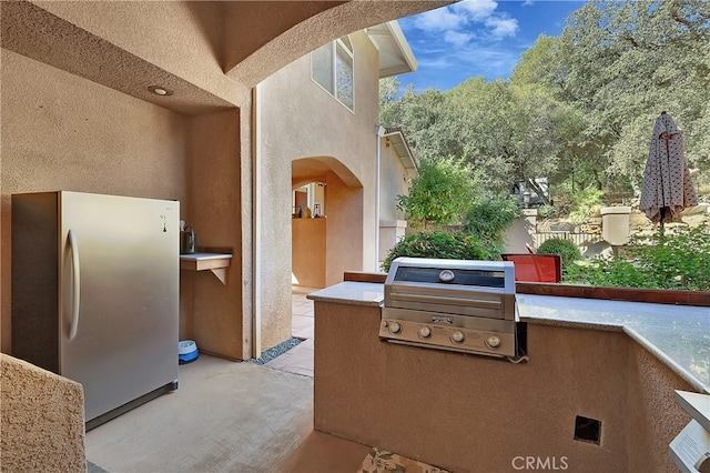 view of patio featuring an outdoor kitchen and grilling area