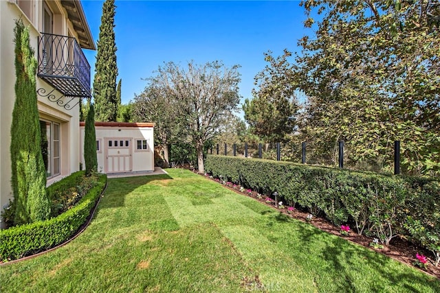 view of yard with a storage shed