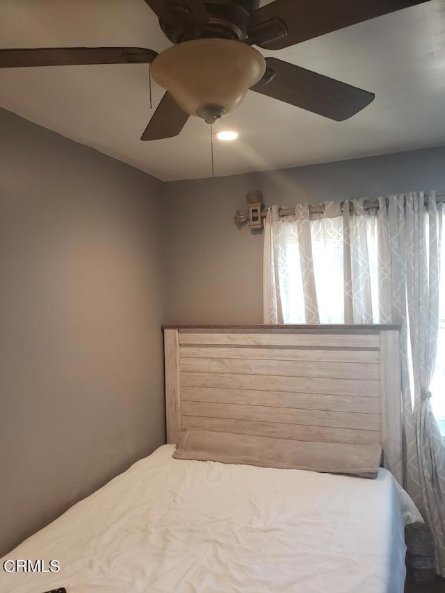 bedroom with ceiling fan
