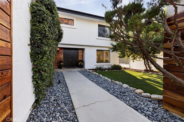 view of front of house featuring a front yard