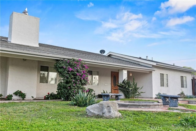 single story home with a front lawn