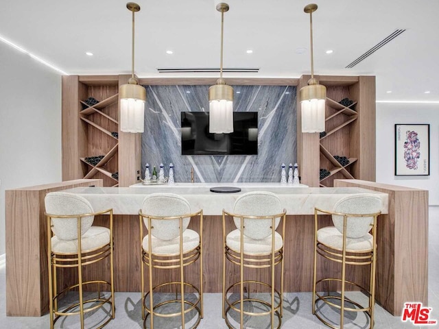 bar featuring pendant lighting and backsplash