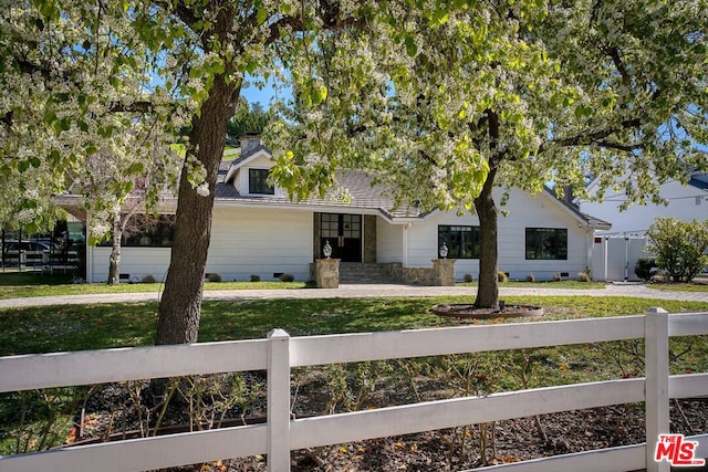 view of front of house with a front yard