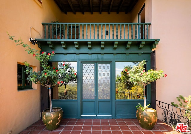 entrance to property featuring a balcony