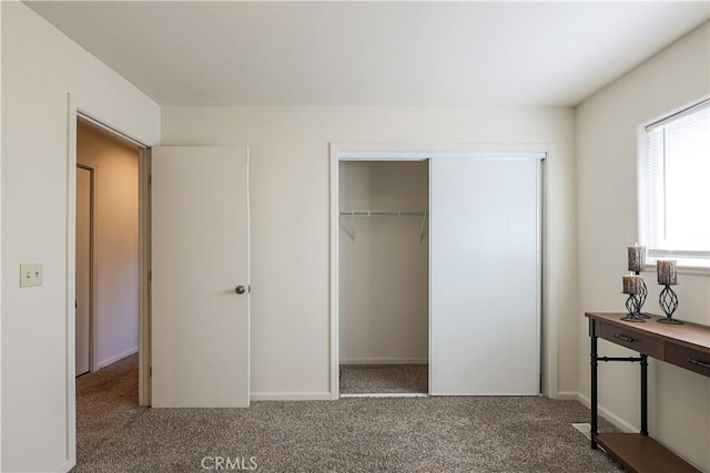 bedroom featuring carpet flooring and a closet