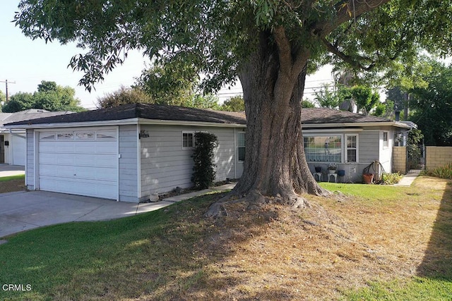 single story home featuring a front yard