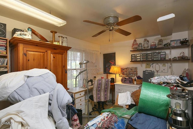 bedroom with ceiling fan