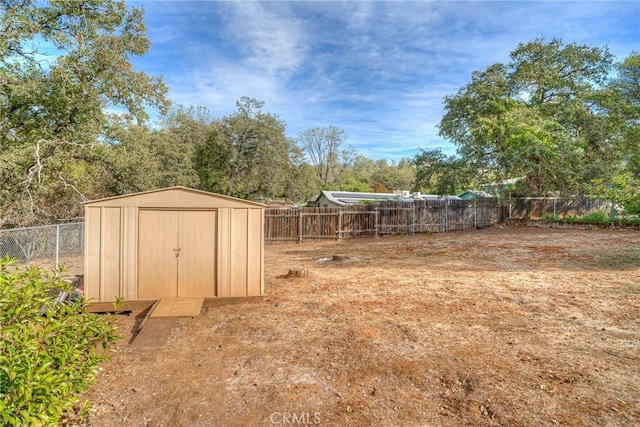 view of yard featuring a shed