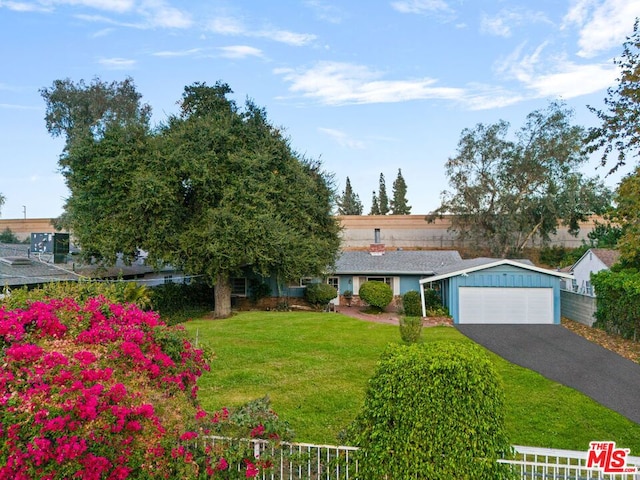 view of front of house featuring a front yard