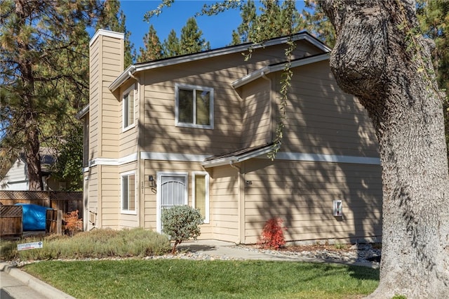 view of front of home featuring a front lawn