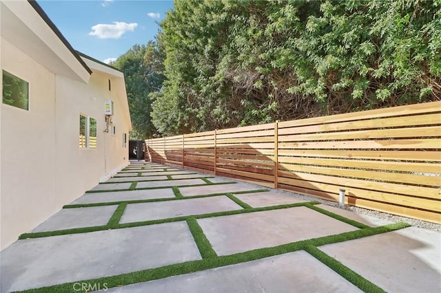 view of yard featuring a patio