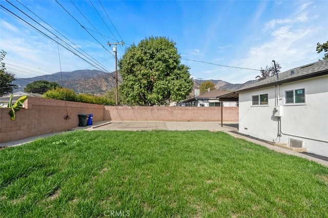 view of yard featuring a mountain view