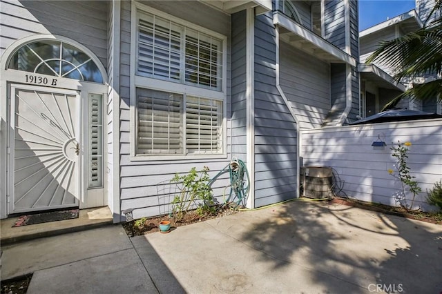 property entrance featuring a patio