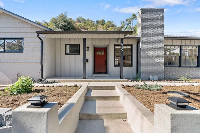 property entrance featuring a porch