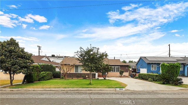 view of front of property featuring a front lawn