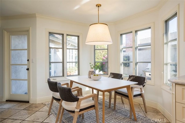 dining area with ornamental molding