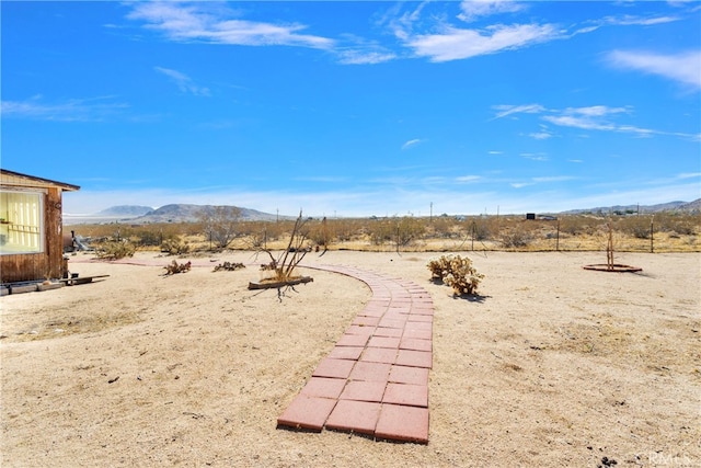 view of yard featuring a mountain view