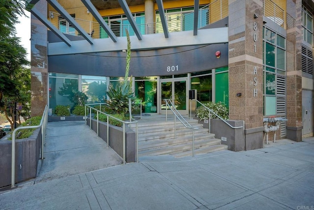 property entrance featuring a balcony