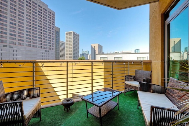 balcony featuring an outdoor hangout area