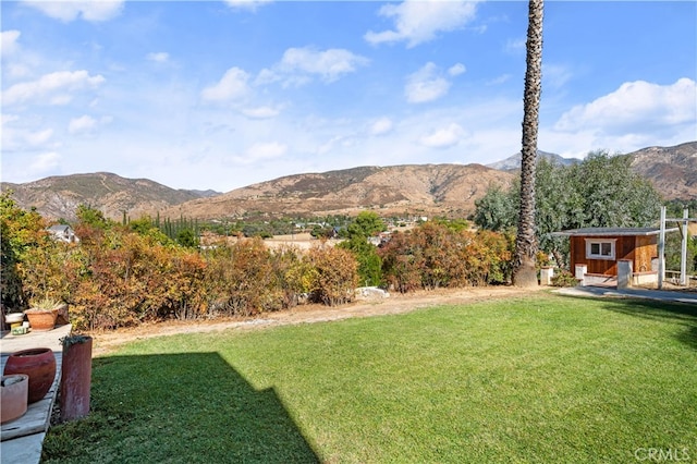 view of yard featuring a mountain view