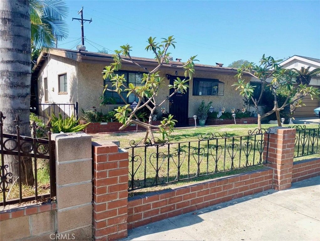 view of front of home featuring a front yard