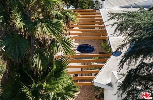 view of yard with a hot tub