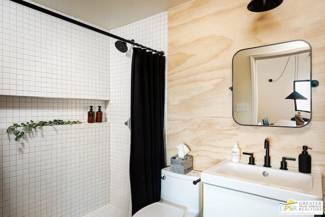 bathroom featuring toilet, vanity, a shower with curtain, and tasteful backsplash