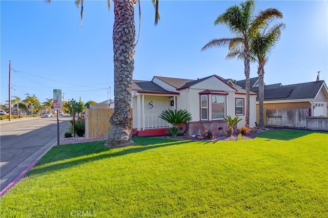 view of front of property featuring a front yard