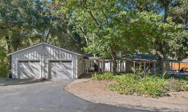 view of front facade featuring a garage