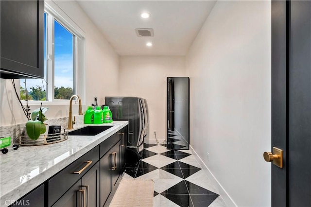 washroom featuring visible vents, a sink, recessed lighting, tile patterned flooring, and baseboards