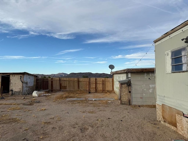 view of yard featuring a shed