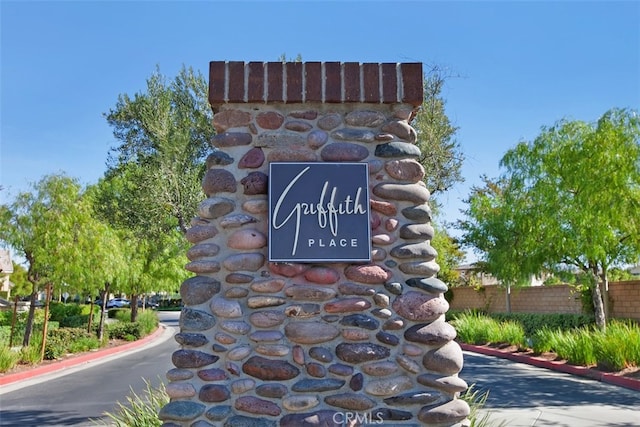 view of community / neighborhood sign