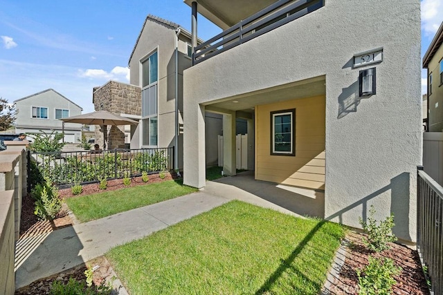 view of yard with a balcony