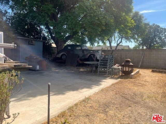 view of yard with a patio area