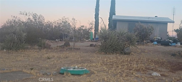 view of yard at dusk