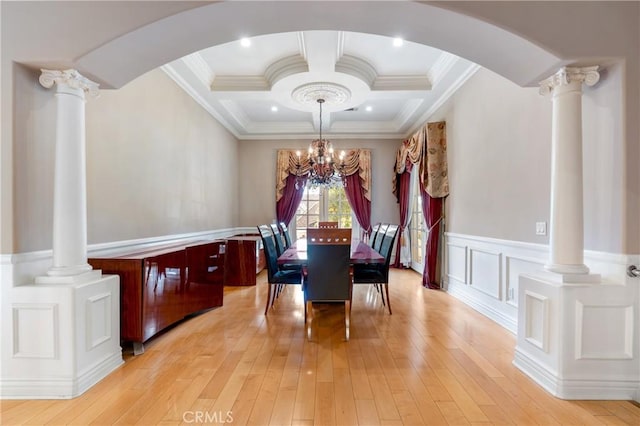 dining room with a chandelier, crown molding, and light hardwood / wood-style floors