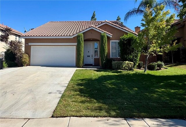 view of front of property featuring a front yard and a garage