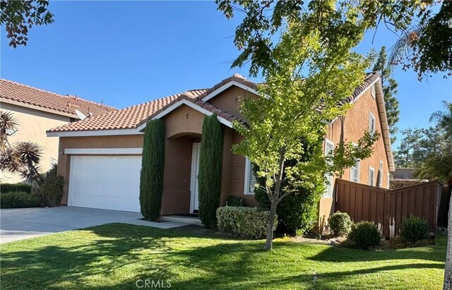 view of front of property featuring a front lawn and a garage