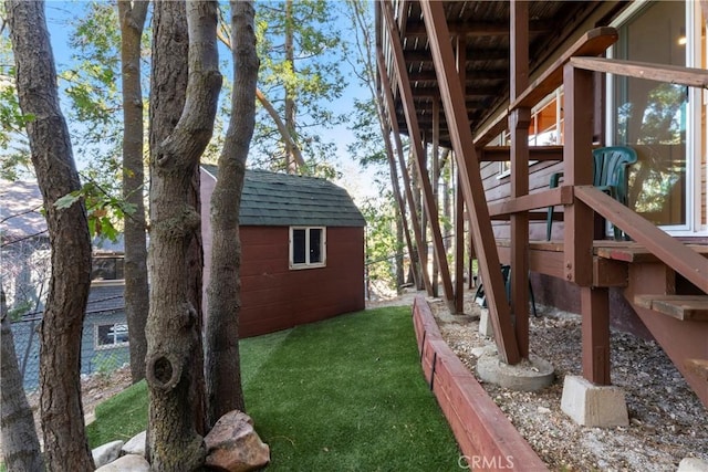 view of yard featuring a storage unit