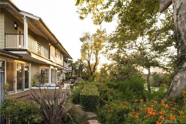 3 Cypress Point Ln, Newport Beach, CA 92660 - view of yard with a balcony