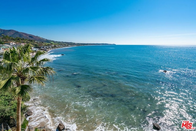 water view with a mountain view