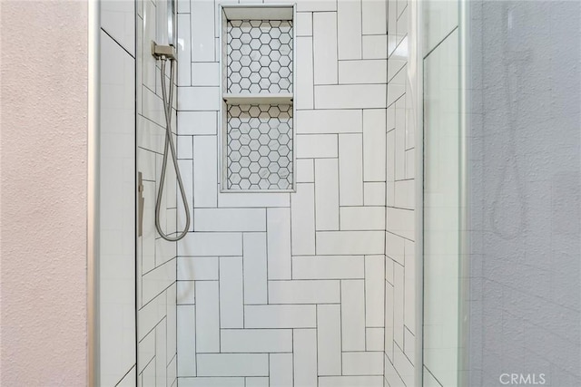 bathroom featuring a tile shower