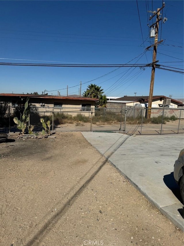 25626 Anderson Ave, Barstow, CA 92311 - view of yard featuring fence