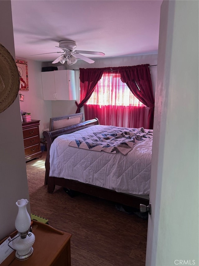 bedroom with ceiling fan