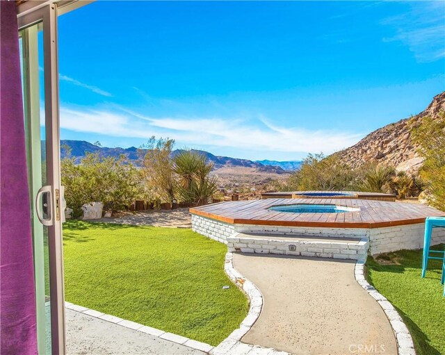 view of yard featuring a mountain view